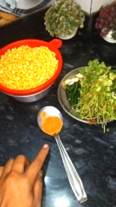 फरा के भरावन की सामग्री – चना दाल, हरी सब्ज़ियां और मसाले