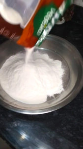 चावल के फरा बनाने के लिए चावल का आटा तैयार करते हुए