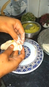 फरा रेसिपी में भरावन भरकर सांचे में बनाए गए फरा