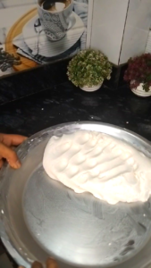 फरा बनाने के लिए चावल के आटे से तैयार गूंथा हुआ आटा