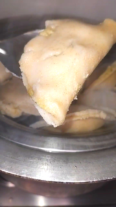 पूरी तरह स्टीम होकर तैयार हुए नरम फरा