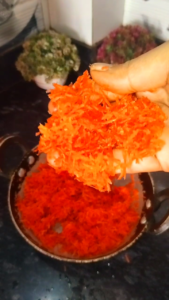 Gajar Ka Halwa Recipe ke liye freshly grated carrots