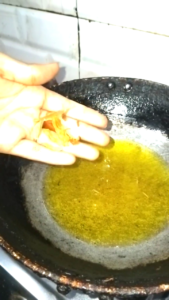 Mace and Green Cardamom Added to Hot Oil