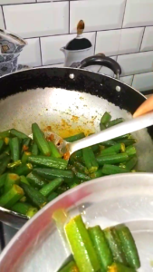 Frying Bhindi for Dahi Bhindi Recipe